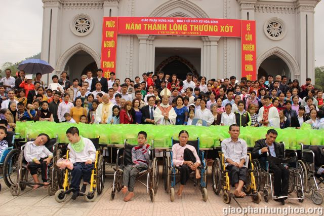 Tấm hình lưu niệm của anh chị em khuyết tật với Đức cha Anphong và cha xứ Giuse