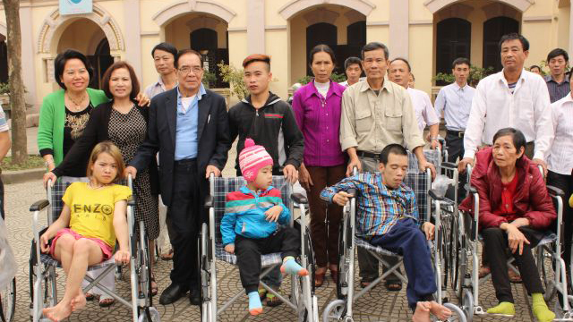 Caritas Hưng Hóa trao tặng xe lăn cho người khuyết tật
