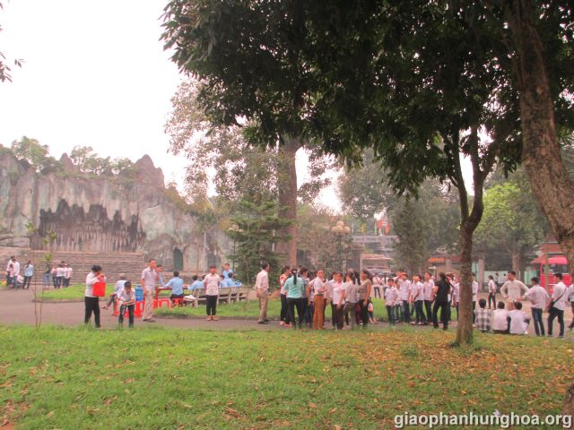 Các em từ các nơi về nhà thờ Chính Tòa 