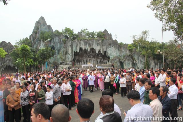 Đoàn rước tiến đang vào Nhà thờ Chính tòa