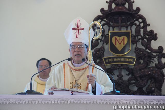 Đức cha giảng trong Thánh lễ