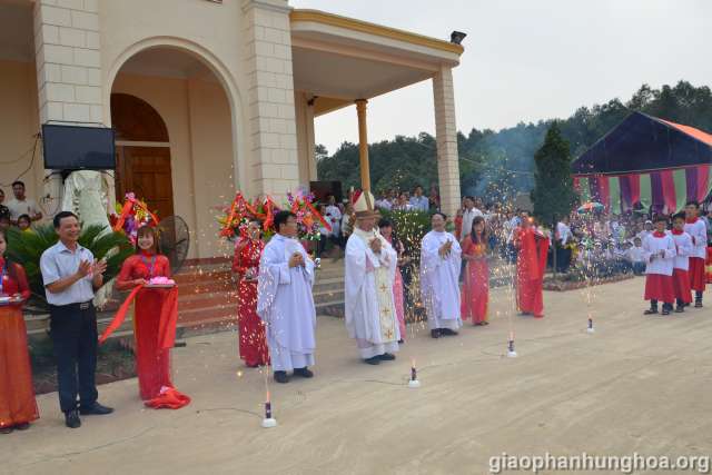 Cắt băng khánh thành nhà thờ mới