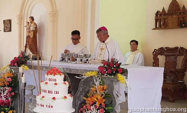 Đức cha Phụ tá Anphong Nguyễn Hữu Long chủ tế Thánh lễ