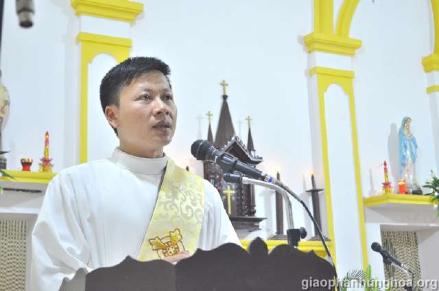 Thầy Phó tế Giuse Nguyễn Tiến Liên cử hành Phụng vụ Lời Chúa với cộng đoàn