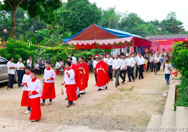 Đoàn rước đang tiến vào nhà thờ