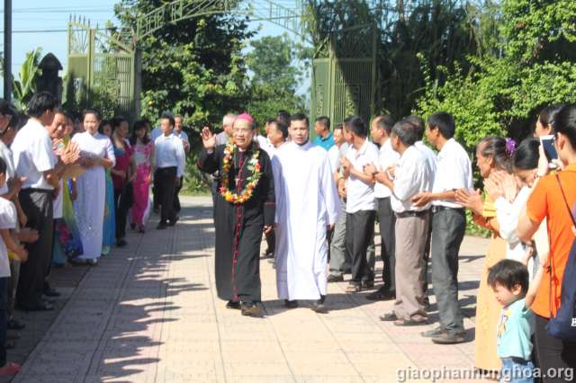 Cha Giuse Trần Quí Tuần và cộng đoàn cùng chào đốn Đức cha Gioan Maria Vũ Tất