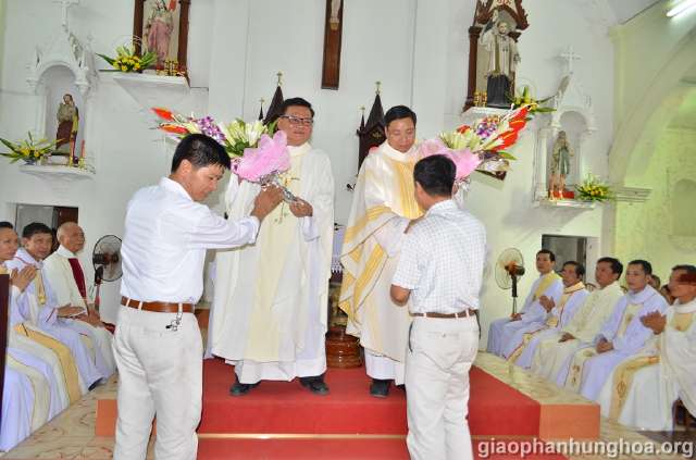 Tặng hoa Cha Quản hạt Hạt Sơn Tây - Hòa Bình - Sơn La Gioan Đặng Văn Nghĩa và Cha Anton Vũ Thái San.