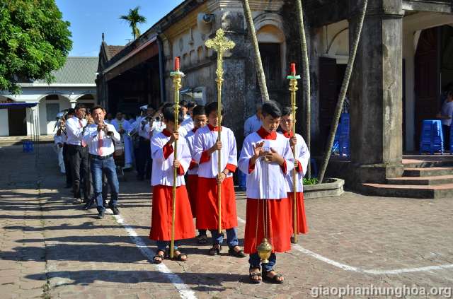 Đoàn rước đang tiến vào nhà thờ Cát Ngòi