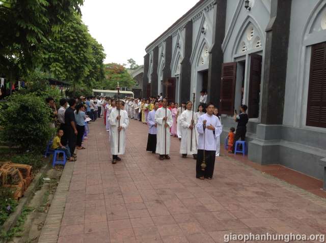 Đoàn rước tiến vào nhà thờ Chiêu Ứng