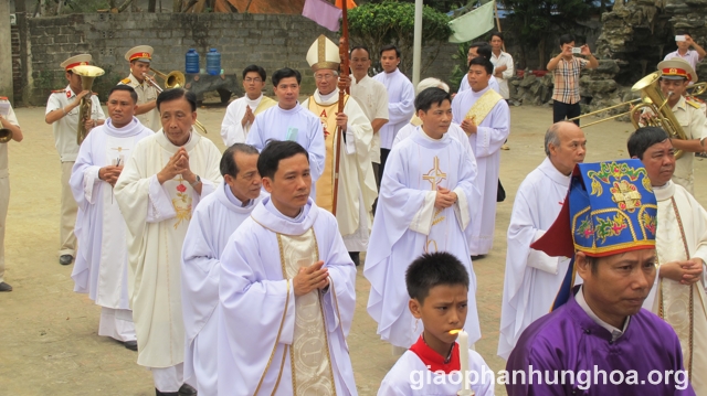 Quý cha đồng tế tiến ra thánh đường