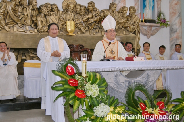 Đức cha ngỏ lời với cộng đoàn và giới thiệu Cha tân quản xứ Micae Nguyễn Tiến Quang