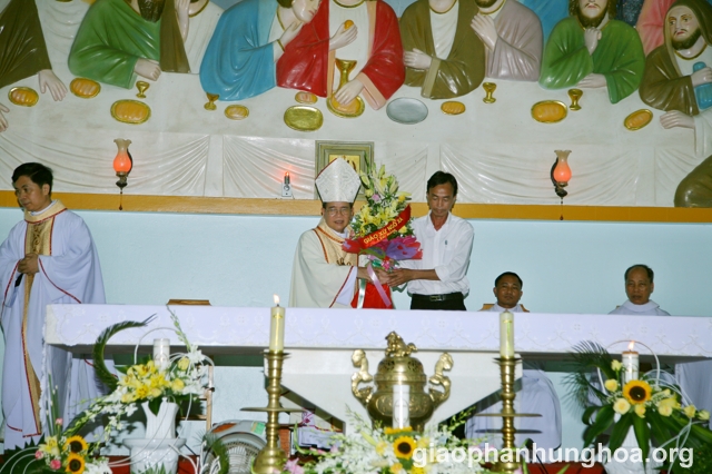 Vị đại diện giáo xứ tặng hoa Đức cha