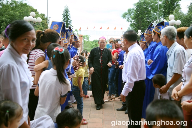 Bà con giáo dân chào đón Đức cha Gioan Maria Vũ Tất