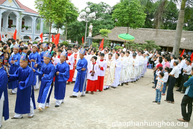 Đoàn rước đang tiến vào thánh đường