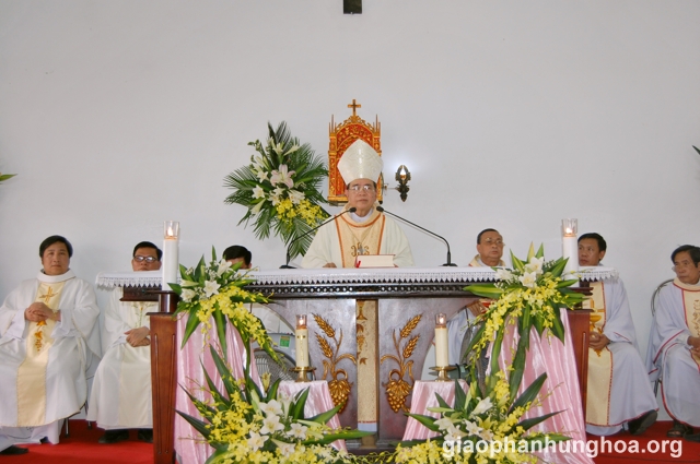 Đức cha giảng trong Thánh lễ