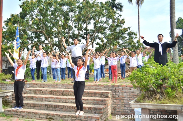 Cha quản nhiệm Antôn Vũ Thái San và quý Thầy Phó tế vui ca múa hát với các em