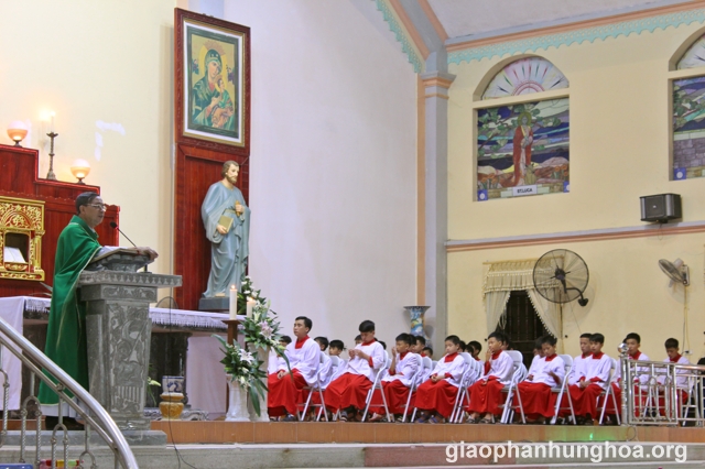 Cha Phêrô Phùng Văn Tôn chia sẻ Lời Chúa trong Thánh lễ