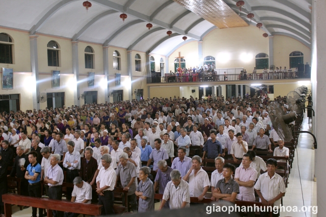 Cộng đoàn tham dự Thánh lễ