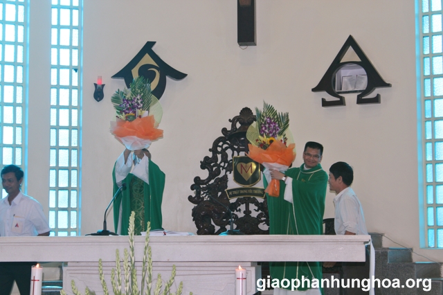 đại diện giáo xứ tặng hoa Đức cha Anphong và Cha phó đặc trách Giuse