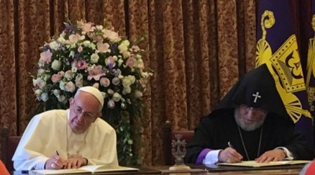 Đức Thánh Cha Phanxicô và Đức Thượng phụ Karekin II ký Tuyên bố chung