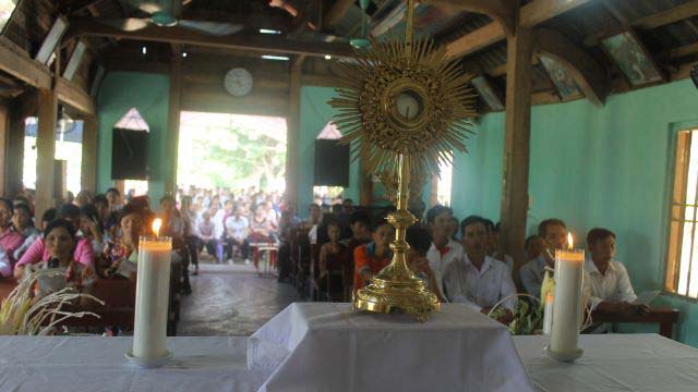 Giáo họ Bảo Hà thuộc giáo xứ Lào Cai chầu Thánh Thể thay mặt giáo phận