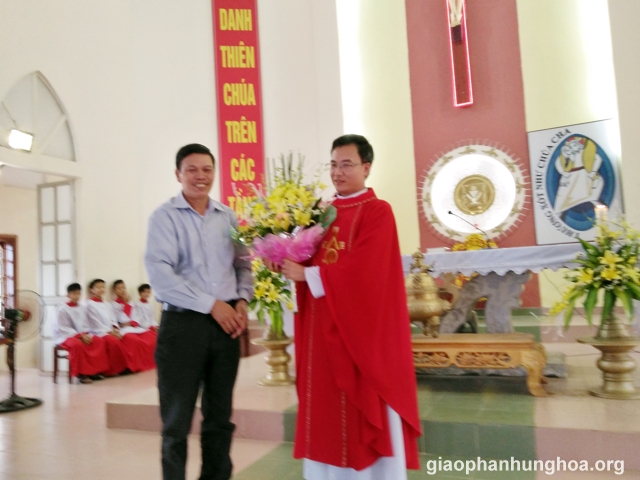 Anh Vincente Bùi Văn Chính đại diện các anh chị em trong Huynh đoàn tặng hoa cha quản xứ Phê rô.