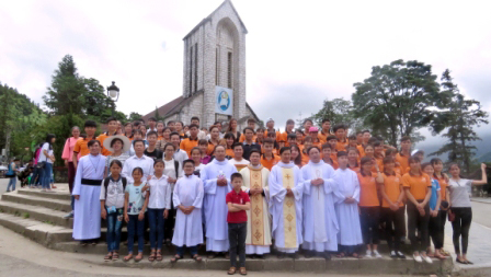 Giới Trẻ Giáo xứ Phố Lu - Giáo hạt Lào Cai hành hương Năm Thánh tại nhà thờ Sapa