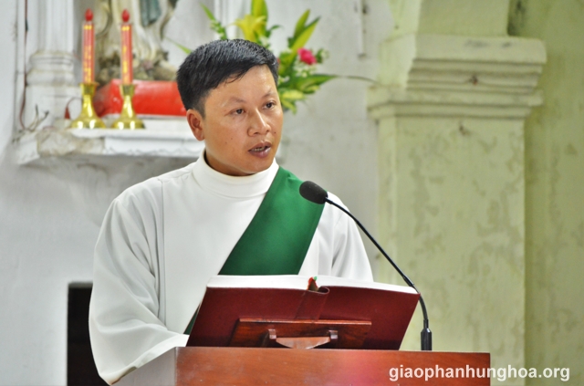 Thầy Phó tế Giuse Nguyễn Tiến Liên chia sẻ Lời Chúa với cộng đoàn
