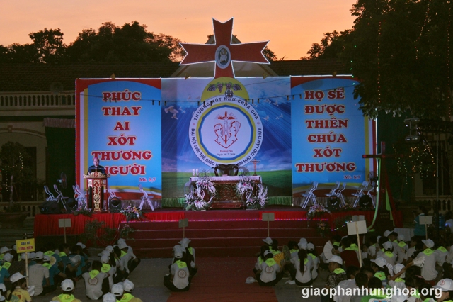 Đức cha Gioan Maria chie sẻ với các bạn trẻ