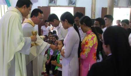 67 em thiếu nhi giáo xứ Bảo Yên được rước lễ lần đầu