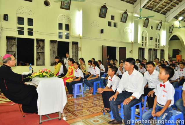 Đức cha Gioan Maria Vũ Tất chia sẻ với các em và quý phụ huynh trong nhà thờ Cát Ngòi