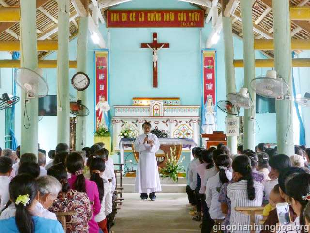 Cộng đoàn cùng chăm chú lắng nghe