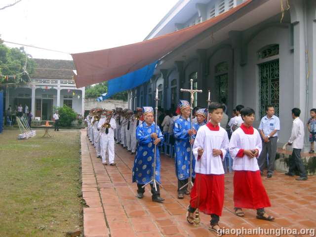 Đoàn rước đang tiến vào nhà thờ