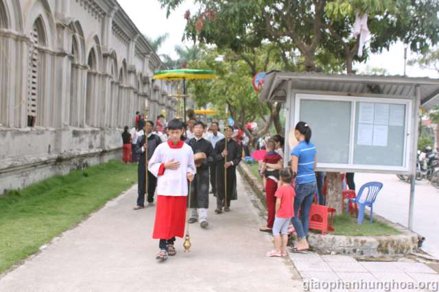 Đoàn rước đang tiến vào nhà thờ