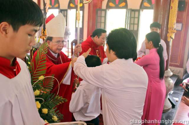 Đức cha trao ban Bí tích Thêm Sức cho các em