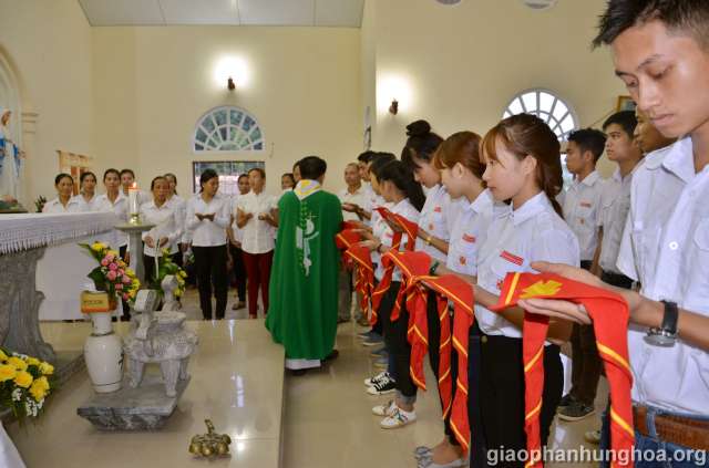 Cha Phê rô trao khăn cho các anh chị Huynh trưởng