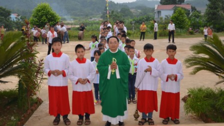 Giáo Họ Tân Tiến – Giáo Xứ Xuân Ái: 26 Em Lớp Ấu Lãnh Nhận Hồng Ân Rước lễ Lần Đầu