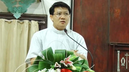 Cha Phêrô Trần Đức Lâm chia sẻ với sinh viên Công giáo Hưng Hoá về Dấu tích Lòng Thương Xót tại giáo xứ Dị Nậu.