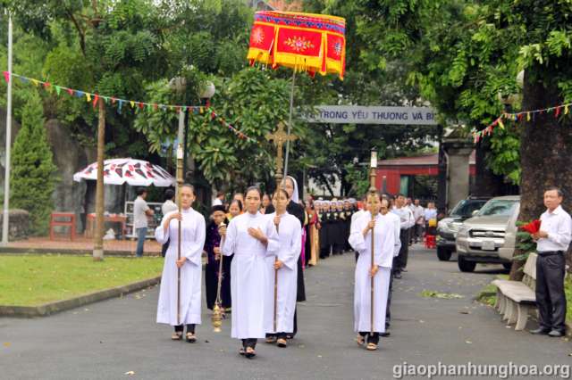 Đoàn rước đang tiến vào nhà thờ Chính tòa 