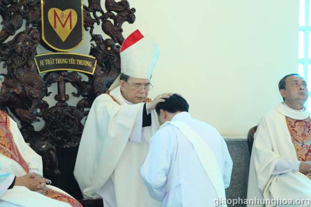 Đức Giám mục đặt tay phong chức linh mục cho các Tiến chức