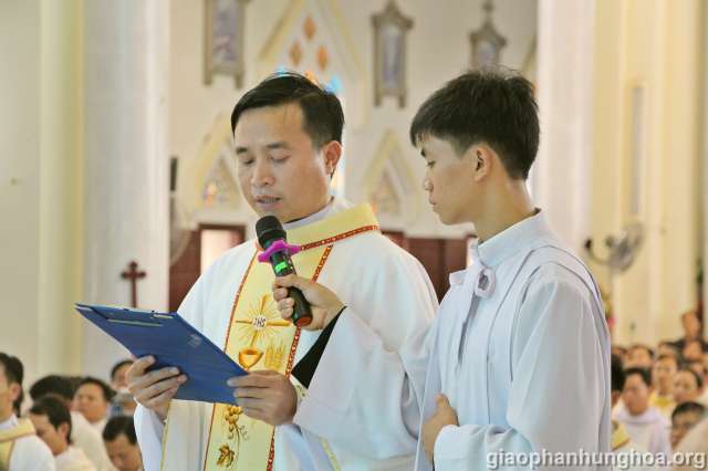 Tân Linh mục Giuse Vũ Công Phường đại diện các Tân chức dâng lời tạ ơn