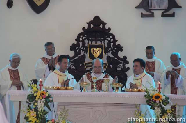 Các Tân chức thi hành thiên chức linh mục trong phần Phụng vụ Thánh Thể