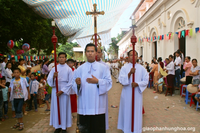 Rước đoàn đồng tế vào thánh đường