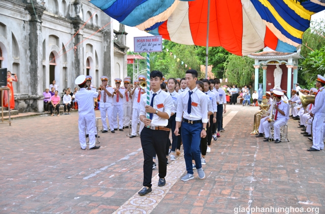 Các đoàn tới chúc mừng hai Tân Linh mục