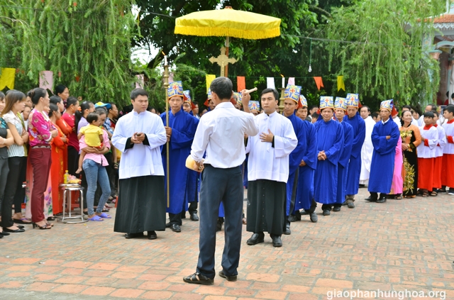 Đoàn rước đang tiến vào nhà thờ