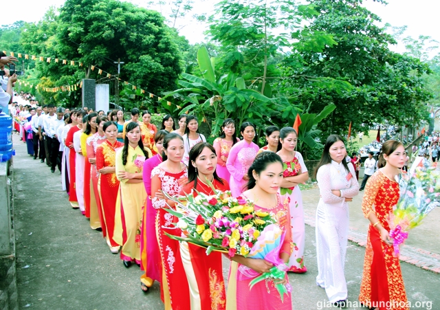 Các đoàn thể tới chúc mừng hai Tân Linh mục