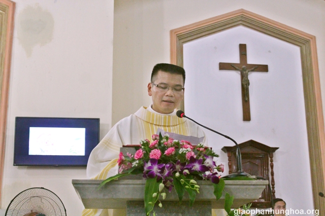 Cha Giuse Nguyễn Văn Hùng giảng lễ