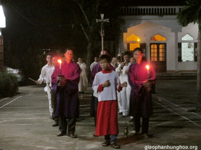 Rước đoàn đồng tế vào thánh đường