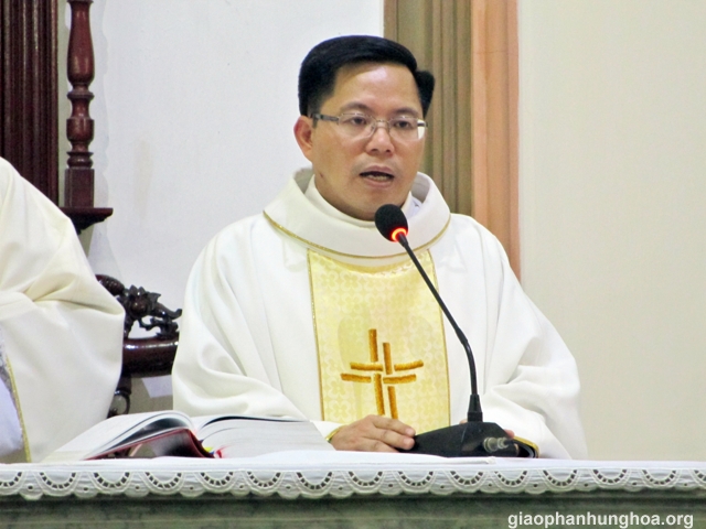 Cha Giuse Nguyễn Văn Úy ngỏ lời đầu lễ với cộng đoàn