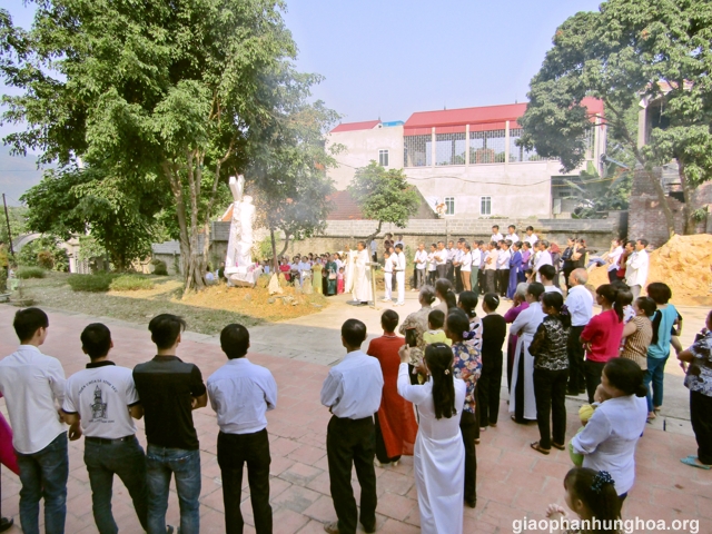 Cha làm phép tượng